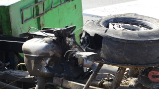 Обърнат тир затвори участък от АМ "Марица" и пръсна топове хартия по платното