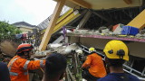  Жертви и ранени след мощно земетресение в Индонезия 