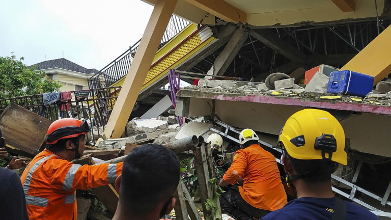 Жертви и ранени след силно земетресение в Индонезия 