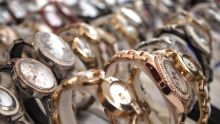 Лидер в производството на луксозни часовници съкращава 200 служители