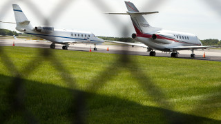 Властите в САЩ съобщиха че самолет спукал две гуми по