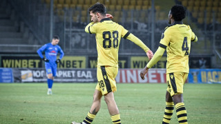 Ботев Пловдив разделя с халфа Ален Корошец Футболистът пристигна при