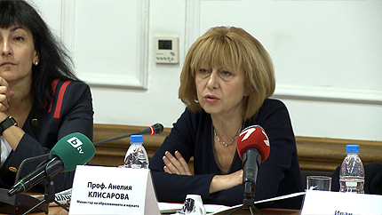 Клисарова: Никой не задължава училищата да събират помощи за бежанците