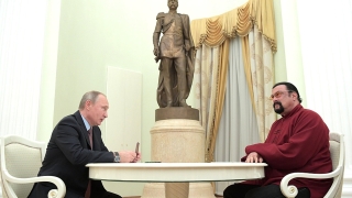 Руският президент Владимир Путин награди американския актьор Стивън Сегал с