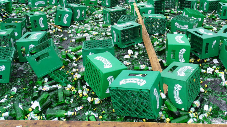 Тир разпиля над 2000 бутилки с бира в Шумен