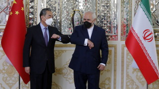 Министрите на външните работи на Китай и Иран се подписаха