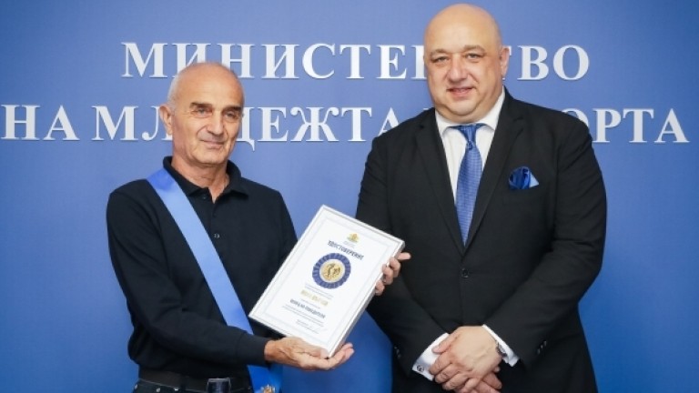  Министър Кралев връчи "Венец на победителя" на алпиниста Иван Вълчев