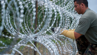 16 имигранти прерязаха оградата по унгарско-сръбската граница, грози ги 3 г. затвор