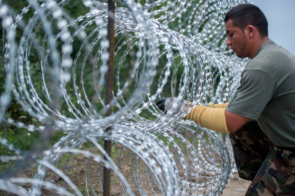 16 имигранти прерязаха оградата по унгарско-сръбската граница, грози ги 3 г. затвор