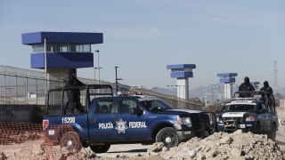 Тежко въоръжени бойци обградиха силите за сигурност в мексикански град