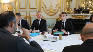 Френският президент Еманюел Макрон се опитва да докаже че е