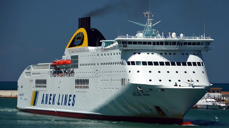 Пожар евакуира гръцки ферибот с над 500 души на борда