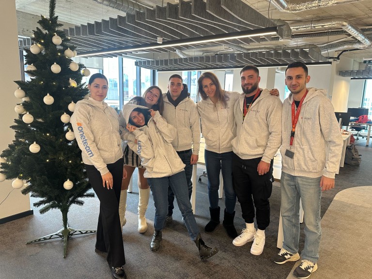 Празничен момент в офиса на Kaizen Gaming в София