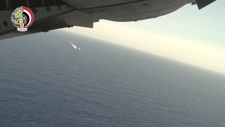 Черните кутии на падналия в Средиземно море самолет излъчват сигнал до 24 юни