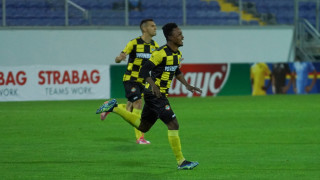 Ботев Пловдив откупи 100 от правата на Емануел Току от