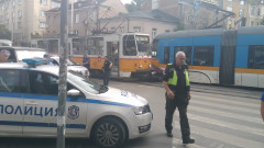 Лек автомобил се заклещи между два трамвая в София