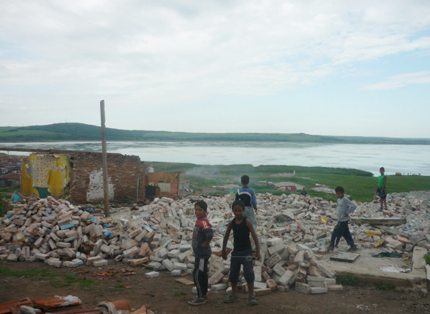 Властите премахнаха 50 незаконни постройки край езерото Вая