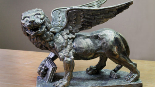 Подредиха първата изложба в галерия "Сезони"