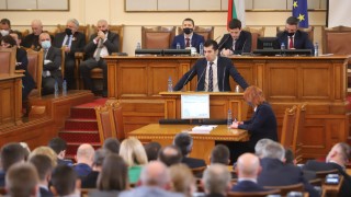 Премиерът Кирил Петков се похвали пред депутатите че тази нощ