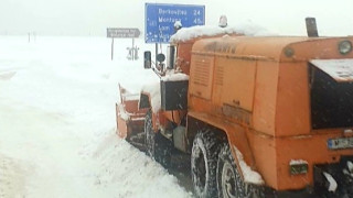Около метър е падналият сняг на проходите Шипка и Петрохан