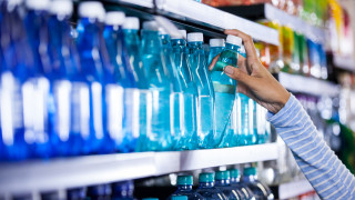 Популярността на бутилираната вода сред потребителите по целия свят продължава