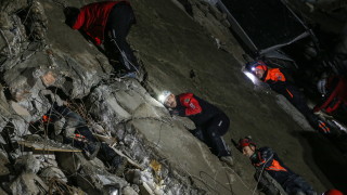 Повече от 4900 са загиналите след мощното земетресение което удари