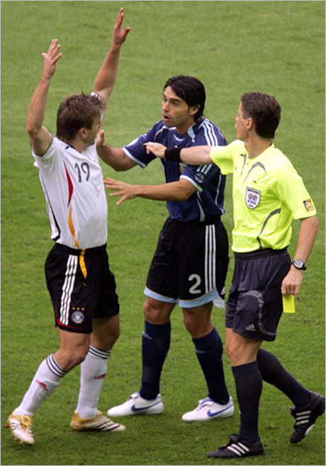 Вместо в Атина, Микел отново е в България