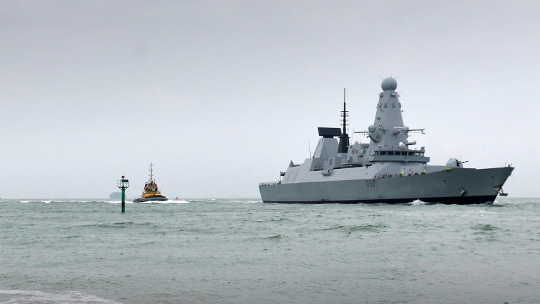 Правителството на Великобритания обяви, че Кралските ВМС ще ескортират корабите