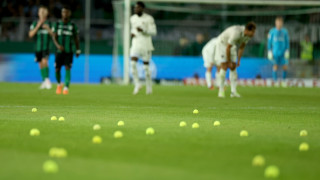 Феновете на Байерн Мюнхен хвърлиха 185 тенис топки на терена