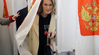 Руският опозиционен кандидат за президент Ксения Собчак гласува и призова