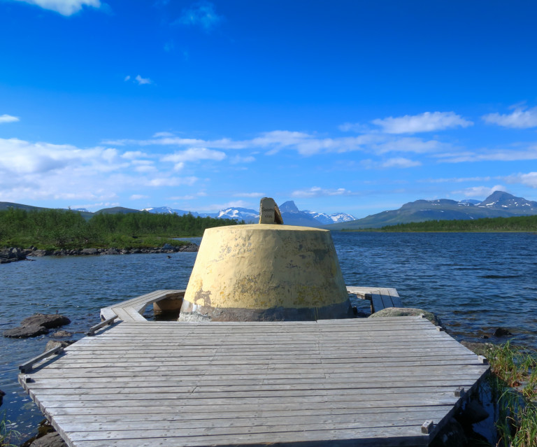 Каменната пирамида, която е пресечна точка на три страни