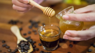 Много хора обичат да пият чая или кафето си мед