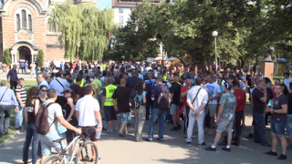 Ядосани на МВР-шефката, протестиращи полицаи запяха "Няма такава държава"