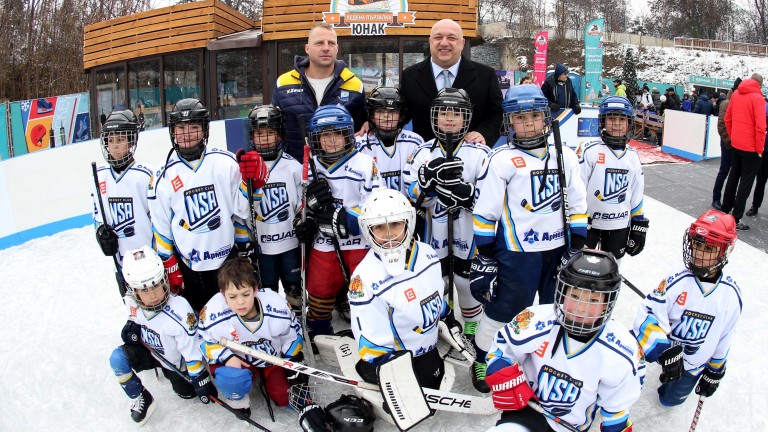 Ледената пързалка „Юнак“ отвори врати за любителите на зимните спортове