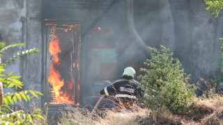 Продължава гасенето на пожара избухнал в сряда сутринта край пловдивското