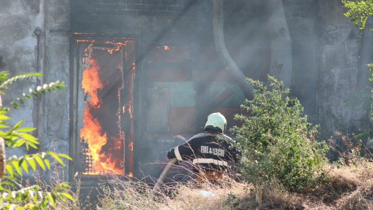 Продължава гасенето на пожара, избухнал в сряда сутринта край пловдивското