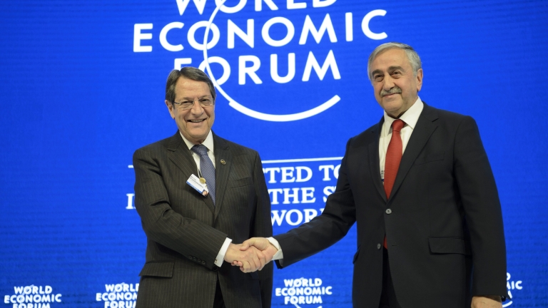 Епохално ръкостискане между ръководителите на разделен Кипър