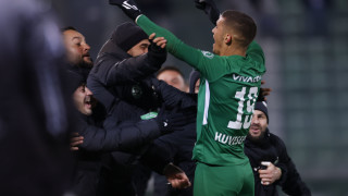 Той не изглежда деен в играта Няма скорост нито пък