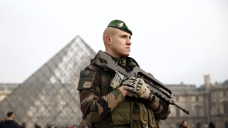 Войник стреля по нападател до Лувъра