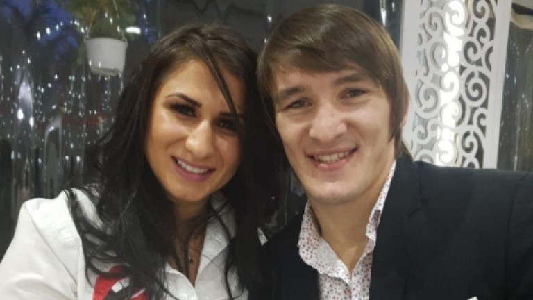 Даниел Александров се бори със съпругата си в условията на самоизолация