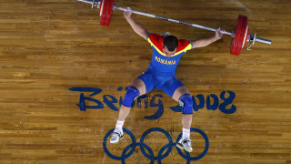 МОК отне медалите на двама румънски състезатели по вдигане на