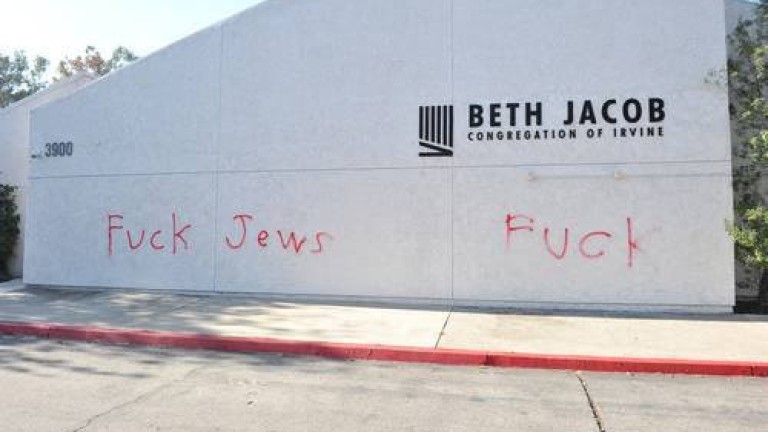 Графити против евреите на синагога в Калифорния дни след клането в Питсбърг