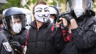 Стотици берлинчани излязоха по улиците в събота за да протестират