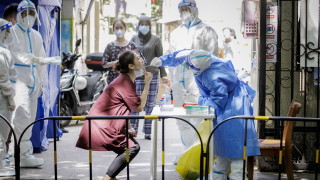 Докато останалият свят живее с вируса благодарение на ваксините Китай