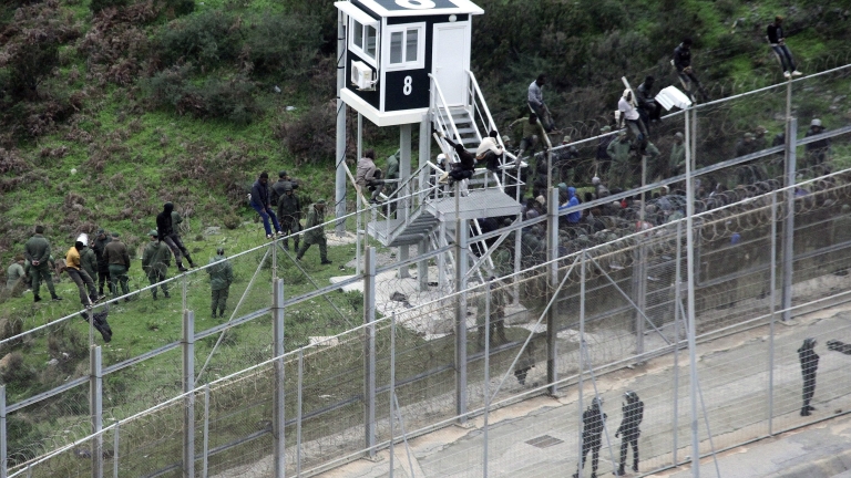Испания залови над 50 мигранти на оградата по границата си с Мароко