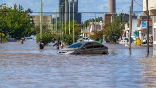 Проливни дъждове които наводниха град на източния бряг на Аржентина