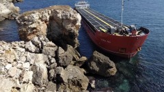 Изпращат плаващ кран да изтегли заседналия кораб край Камен бряг