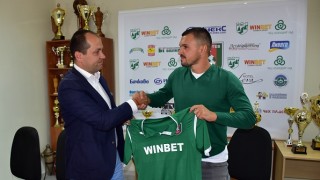 От днес бившият национал на България Валери Божинов е футболист