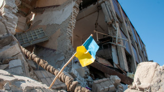 Най малко 12 души са ранени при руска атака срещу индустриалния