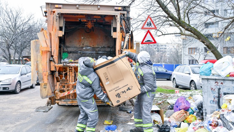 Столичната община продължава ежедневната работа за сметопочистването в столичните райони